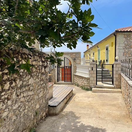 Mpolanos Guesthouse Himarë Exterior foto