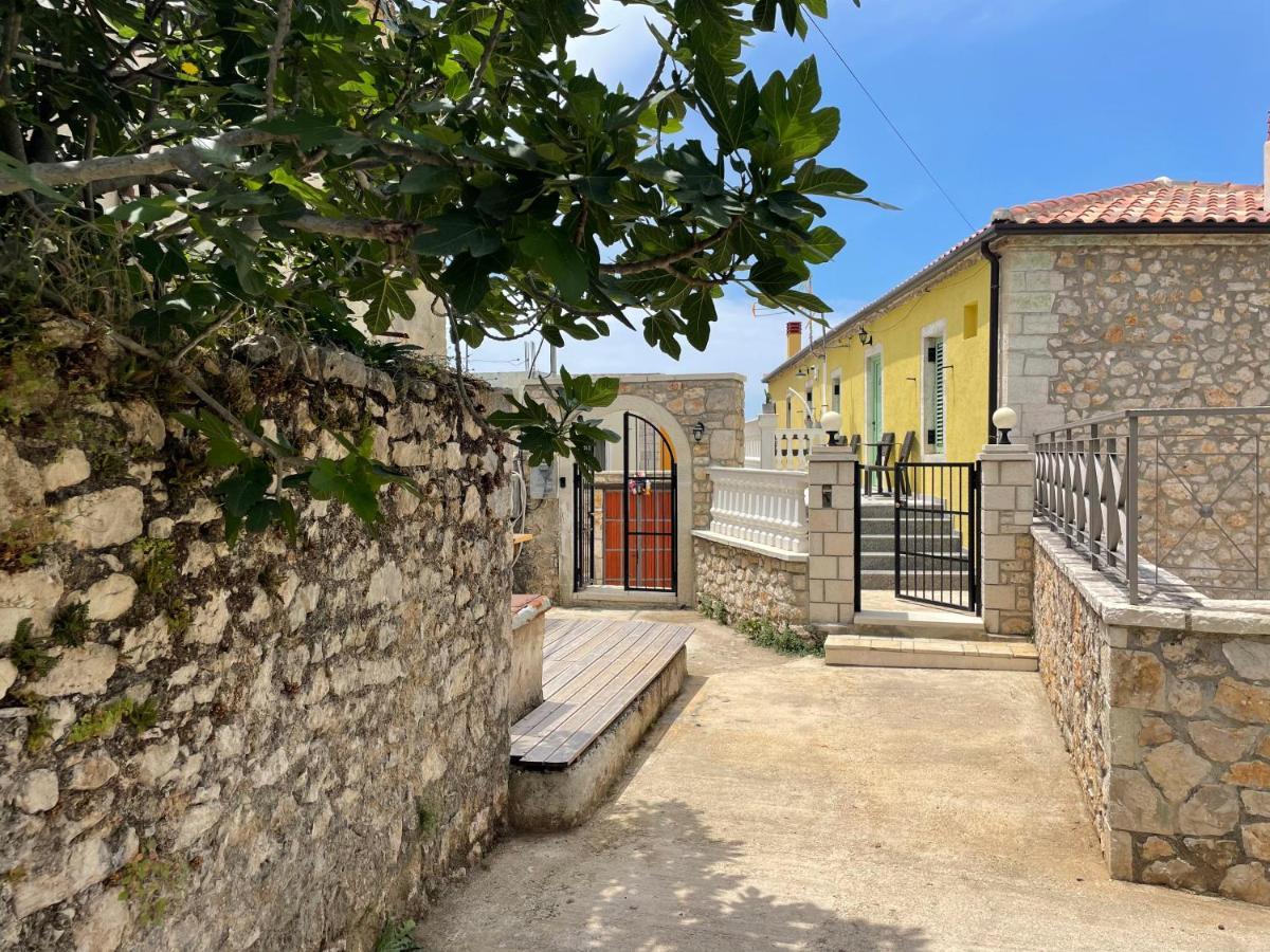 Mpolanos Guesthouse Himarë Exterior foto